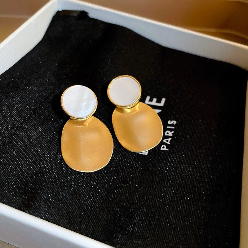 Women's Golden Pleated Circle White Shell Pearl Ear Studs